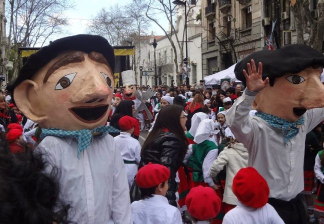 'Gigantes' and 'Cabezudos' were this year's novelty at "Buenos Aires Celebrates" (photo L. Nobile)